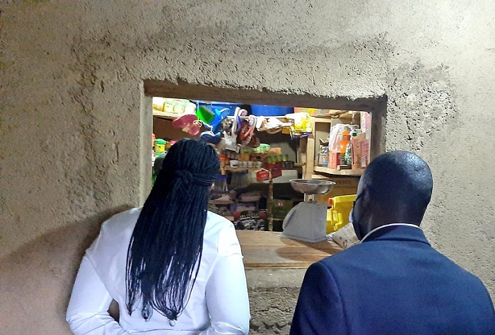 Abayobozi basuye uwatangije ubucuruzi kubera iyo nkunga yahawe