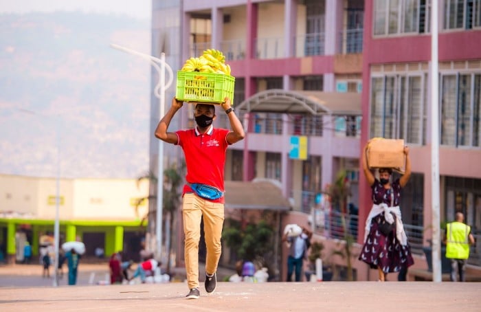 Abacururizaga mu isoko rya Nyarugenge barimo bimura ibicuruzwa