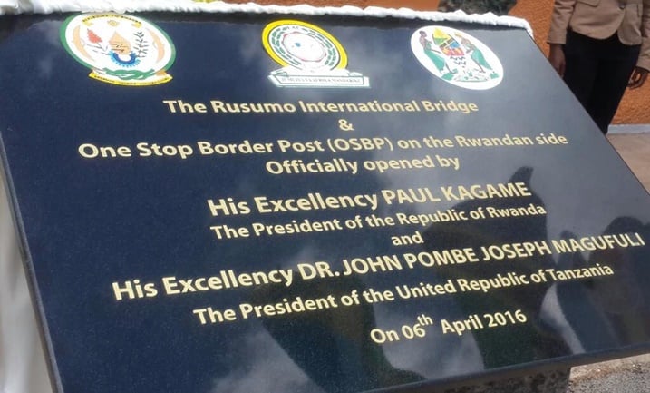 Perezida Kagame na Perezida Magufuli bamaze gutaha ku mugaragaro ikiraro mpuzamahanga cya Rusumo n'Ibiro bya Gasutamo ihuriweho n'impande zombi ya Rusumo.