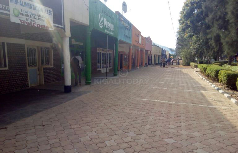 Inzu z'ubucuruzi zituriye umuhanda Kigali-Nyagatare muri Kabarore ba nyirazo basabwa kuzishyiraho amapave nk'uku