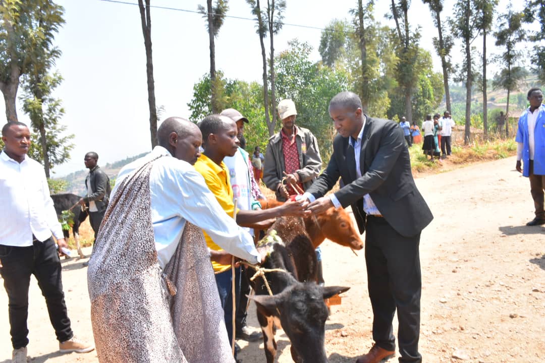 Guha abaturage inka ni bumwe mu buryo Leta yahisemo bwo kubakura mu bukene