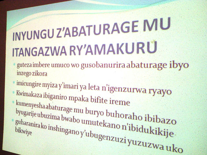 Gutanga amakuru bifite inyungu zitandukanye ku baturage.