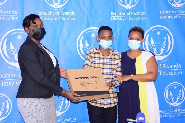 Abana bahize abandi bahawe ibihembo birimo na mudasobwa zigendanwa