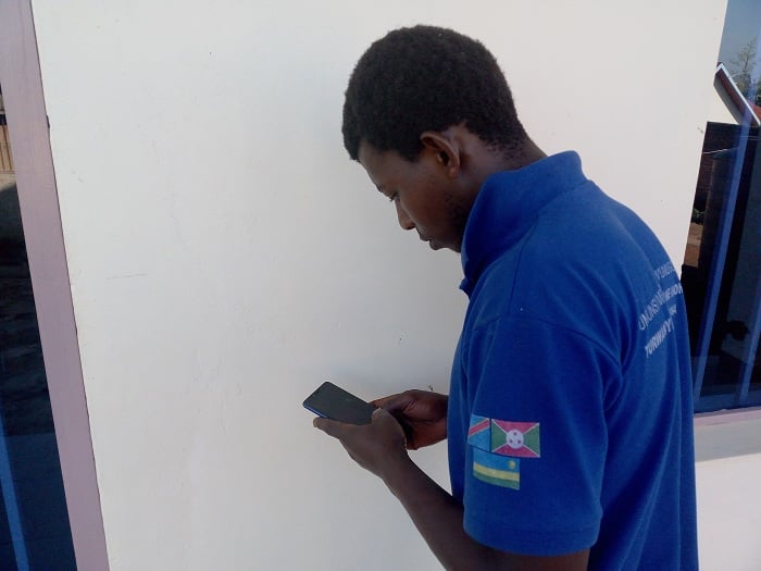 Guhora wunamye kuri telefone bitera uburywayi bw'uruti rw'umugongo n'izindi ndwara