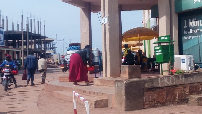 Hari ababanza gukaraba intoki mbere yo kwinjira mu isko