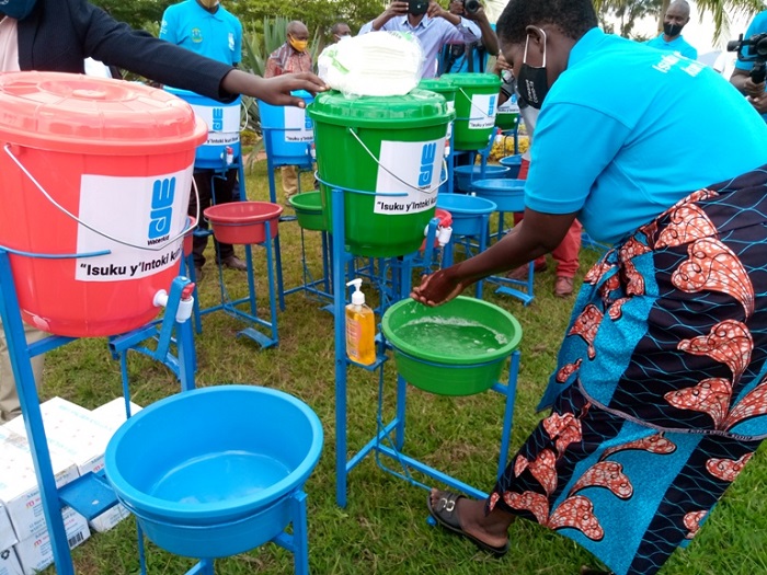 Umukuru w'umudugudu umwe wo muri Nyamagabe yahise akaraba intoki kuri kandagira ukarabe bahawe na Water Aid