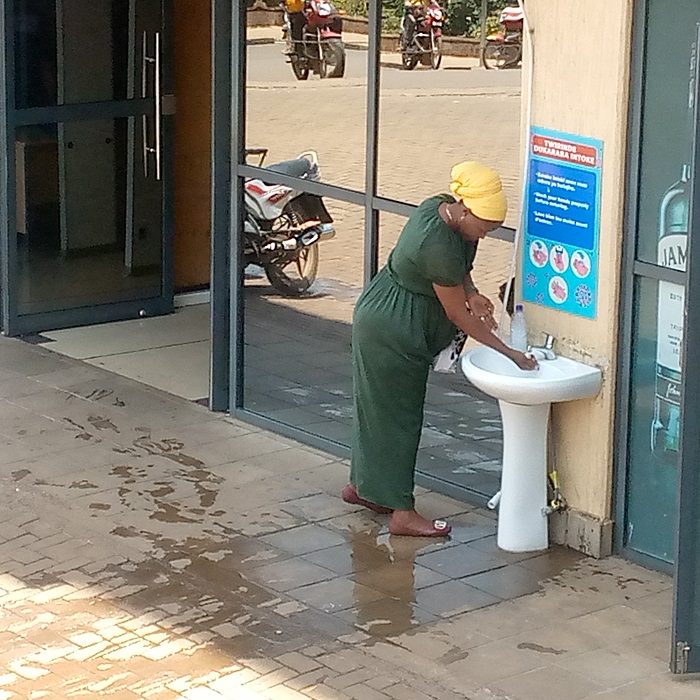 Gukaraba neza n'isabune ni imwe mu ngamba zishobora gufasha abantu kwirinda icyorezo cya Marburg