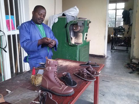 Sendashonga yerekana inkweto zitandukanye akora mu ruhu.