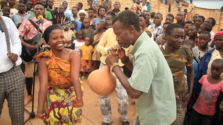 Gusangira ku muheha umwe byafatwaga nk'umugenzo w'ingenzi mu mibanire y'Abanyarwanda.