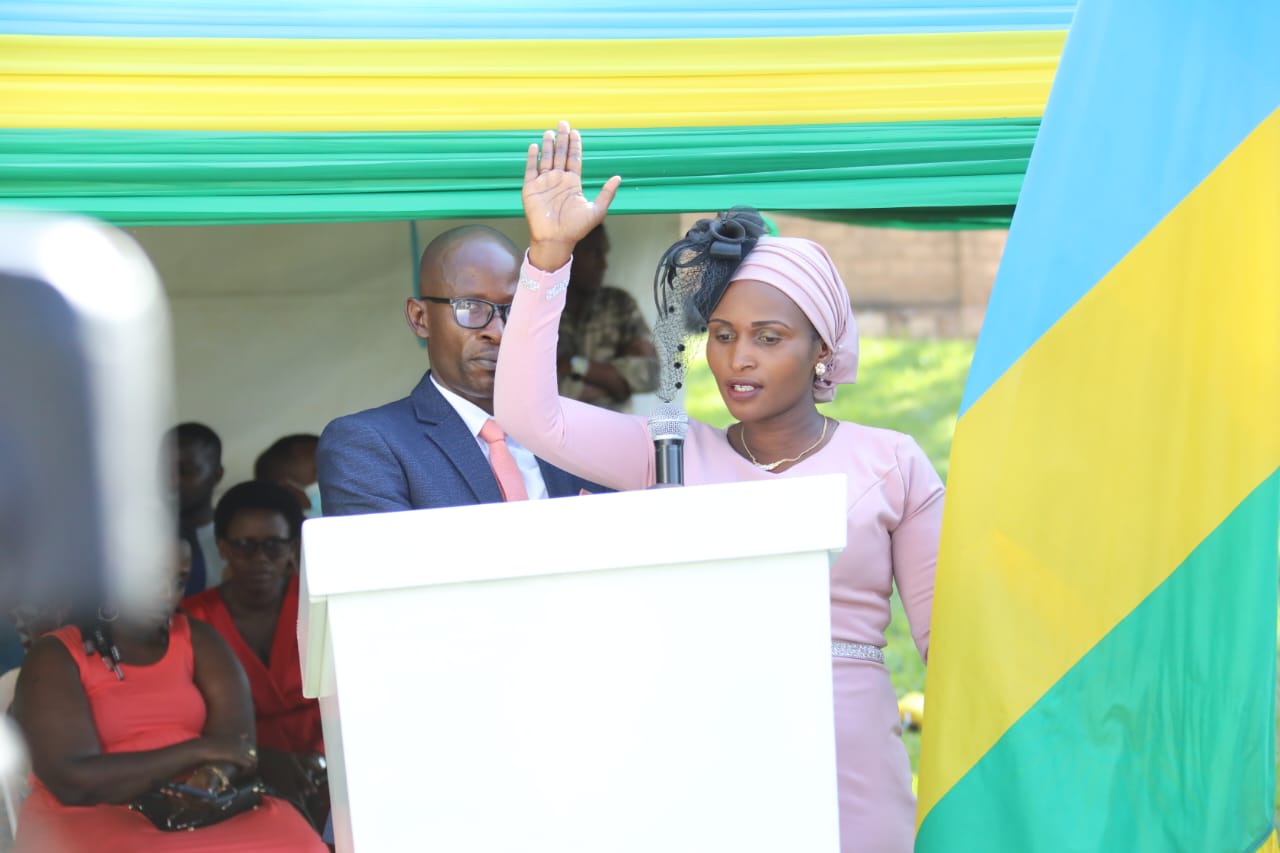 Habarugira Elias na Mukamugisha Fortunée ni bamwe mu basezeranye, bishimira intambwe bateye