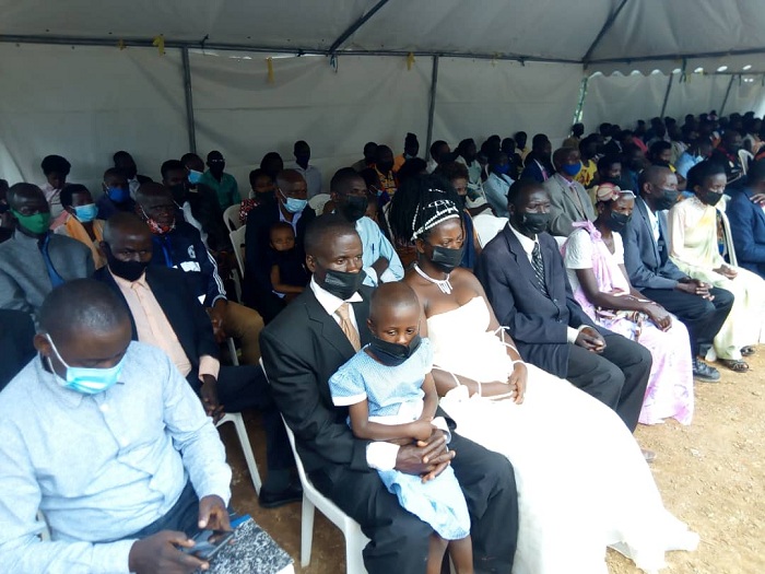 Ababanaga mu buryo budakurikije amategeko bari baherekejwe n'imiryango yabo ngo baze gusezerana
