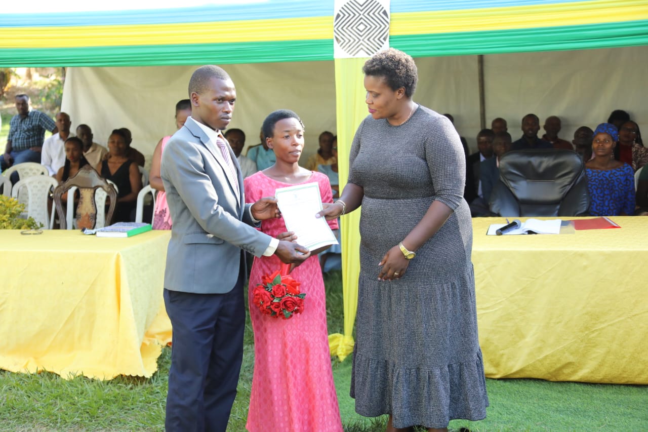 Bahawe icyemezo cy'uko basezeranye kubana mu buryo bukurikije amategeko