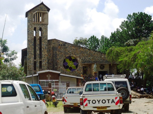 Kiliziya Saint Pierre n'urwibutso rwa Jenoside imbere yayo