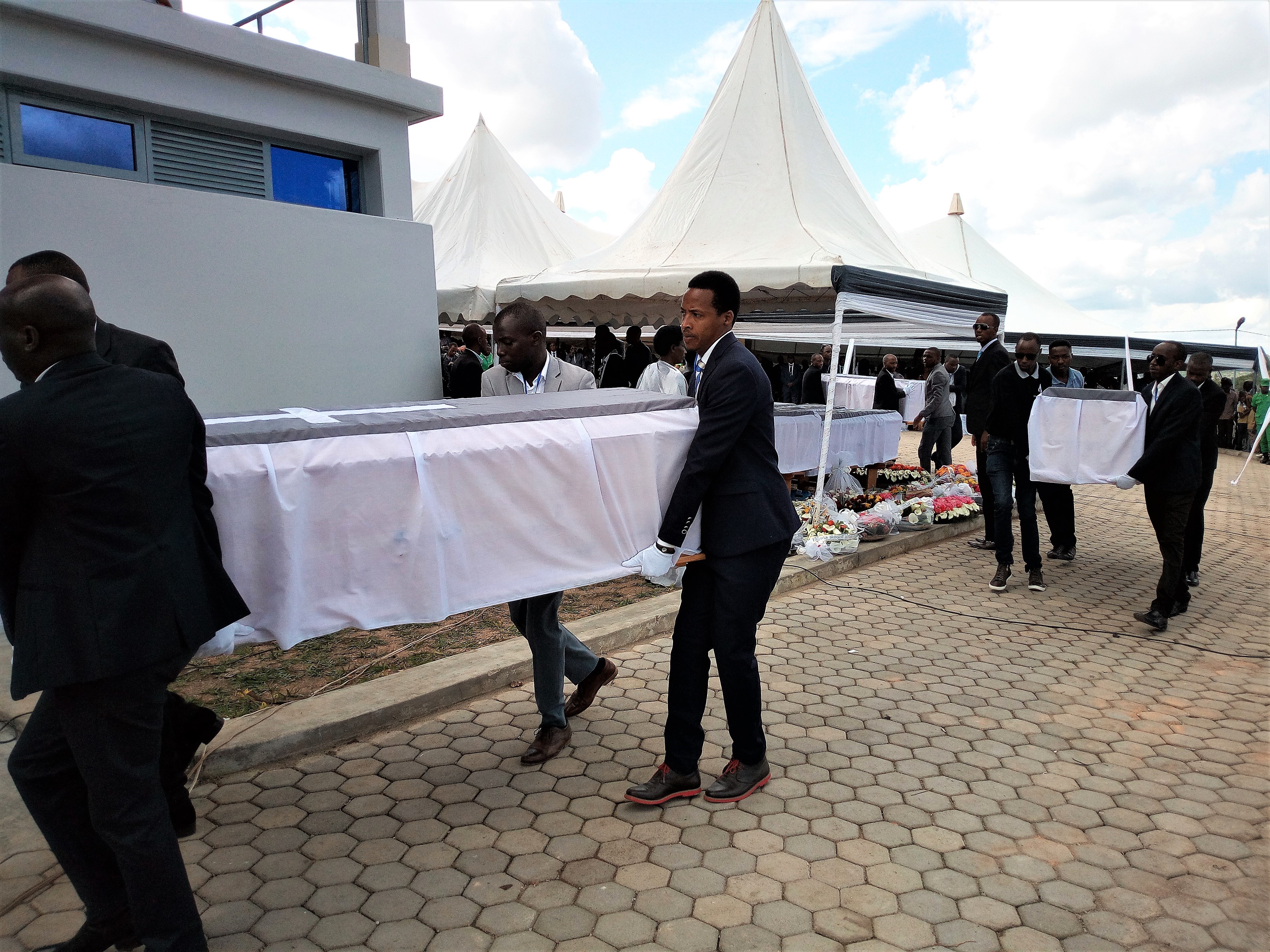 Gushyingura mu Rwibutso rushya bifatwa nk'icyubahiro ku bazize Jenoside bari bashyunguye mu mashitingi