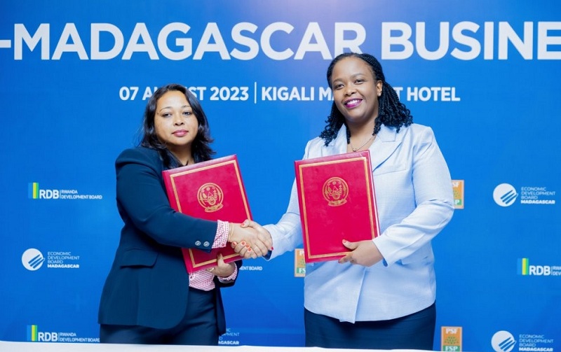 Abayobozi ku mpande zombi bashyira umukono kuri ayo masezerano