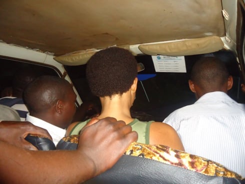 Abafite amatagisi baratendeka n'imbere kwa shoferi.
