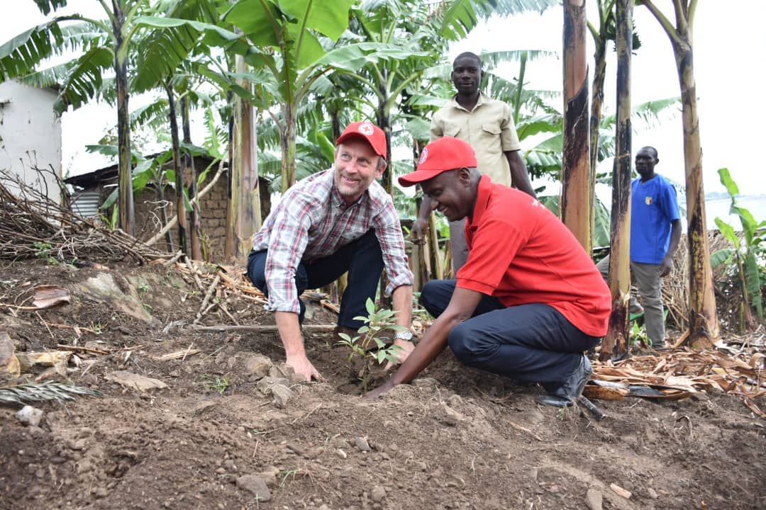 Gutera ibiti ni bumwe mu buryo Croix Rouge Rwanda ikoresha mu kwigisha abaturage kurwanya isuri
