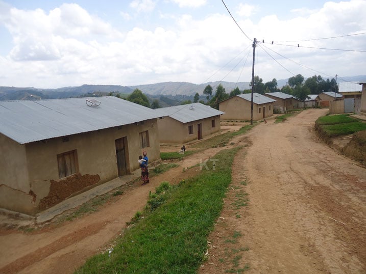 Gutura ku midugudu biri mu bituma abantu basabana bakagirana ubumwe.