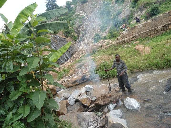 Abatwikira amabuye mu migezi basabwe kubireka kuko baba bangiza ibidukikije.