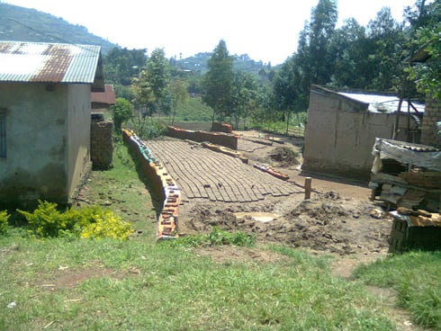 Kubumbira amatafari hagati y'ingo biracyakorwa.