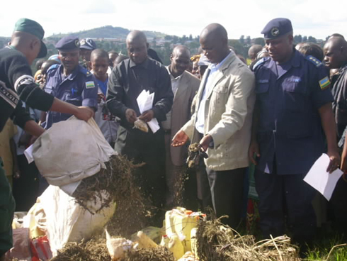 Abayobozi mu nzego zinyuranye bakusanya ibiyobyabwenge byatwitswe.
