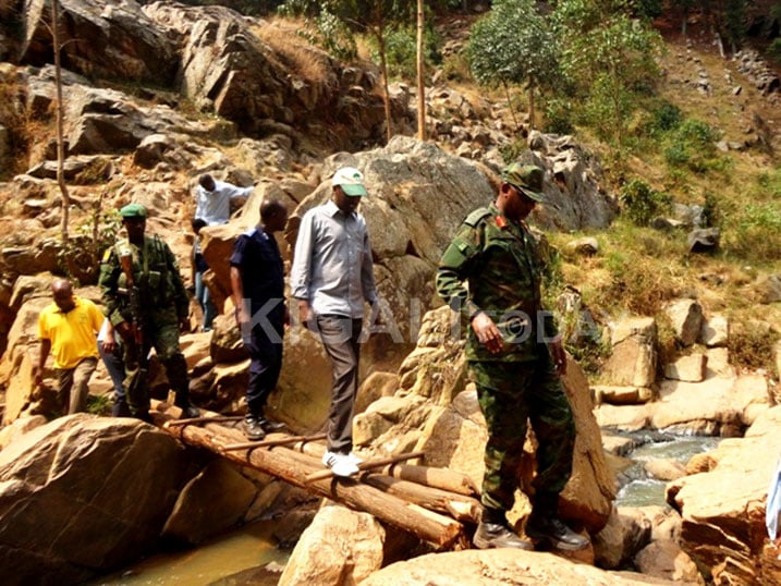 Guverineri Munyantwali Alphonse na Gen Kagame Alexis ku iteme ritandukanya Ruhango na Muhanga.