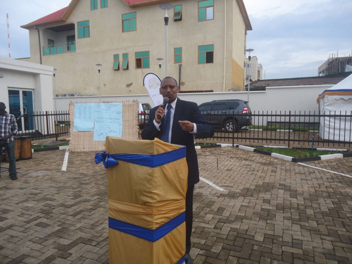 Guverineri wa BNR yasabye ibigo by'imari kwegera abaturage bakabashishikariza kuzigama.