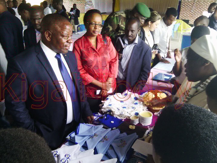 Guverineri Bosenibamwe Aime na PS Haba Sharon basuye udushya twamurikagwa.