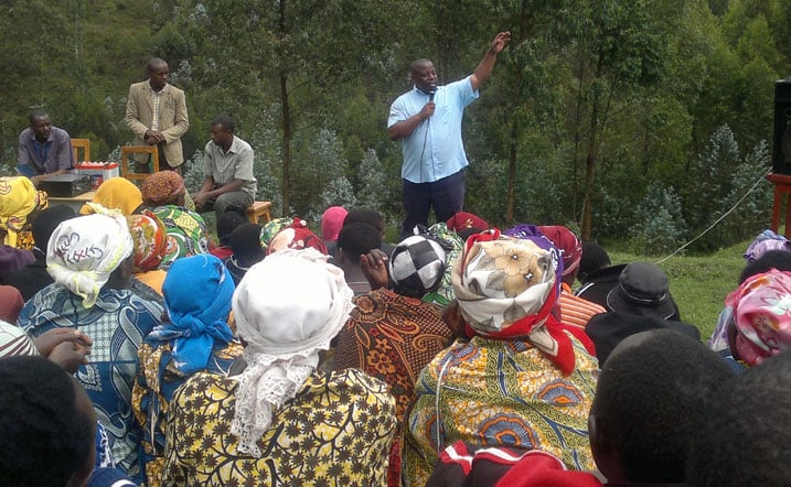 Guverineri Bosenibamwe asaba abaturage gushishikariza abo bazi bakiri mu mashyamba ya KOngo gutaha. 