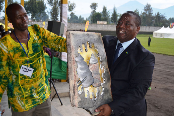 Guverineri Bosenibamwe ashyikirizwa igihembo yagenewe n