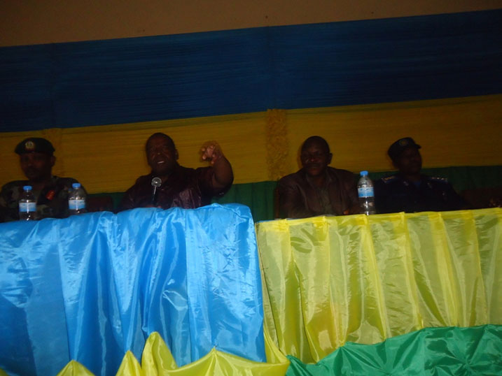 Guverineri yahwituye abayobozi batekinika n'abashyira inyungu zabo imbere y'iz'abaturage.