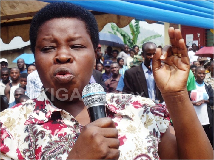 Guverineri Caritas Mukandasira asaba ababyeyi kwita ku bana bari mu biruhuka kandi bakabashakira icyo bakora aho kuba imburamukoro bakaba bajya mu bibangiza.