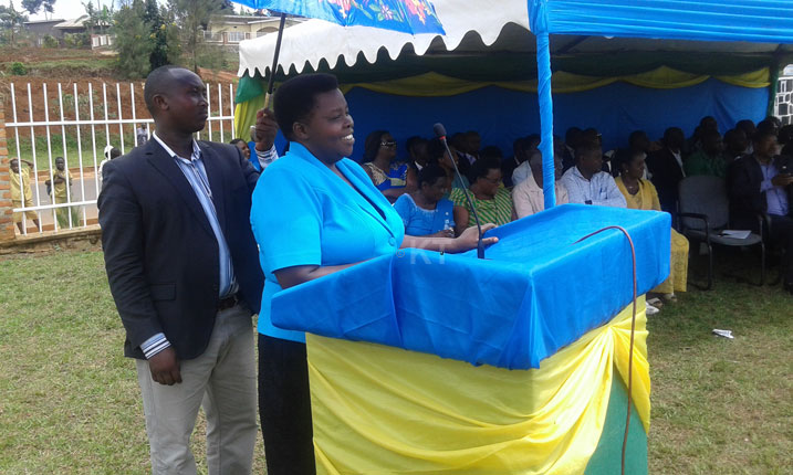 Guverineri Mukandasira yasabye inzego mu Karere ka Nyamasheke kuzuzanya kugira ngo akarere kazongere kese imihigo ku mwanya wa mbere.