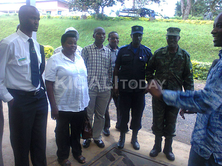 Guverineri Mukandasira ngo ari kuvuguta umuti wa nyuma uzakemura ikibazo burundu.