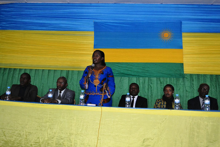 L-R: Perezida wa Njyanama/Rwamagana, Prof. Kalisa Mbanda, uyobora komisiyo y'amatora, Guverineri Uwamariya na Komite nyobozi y'Akarere ka Rwamagana. 