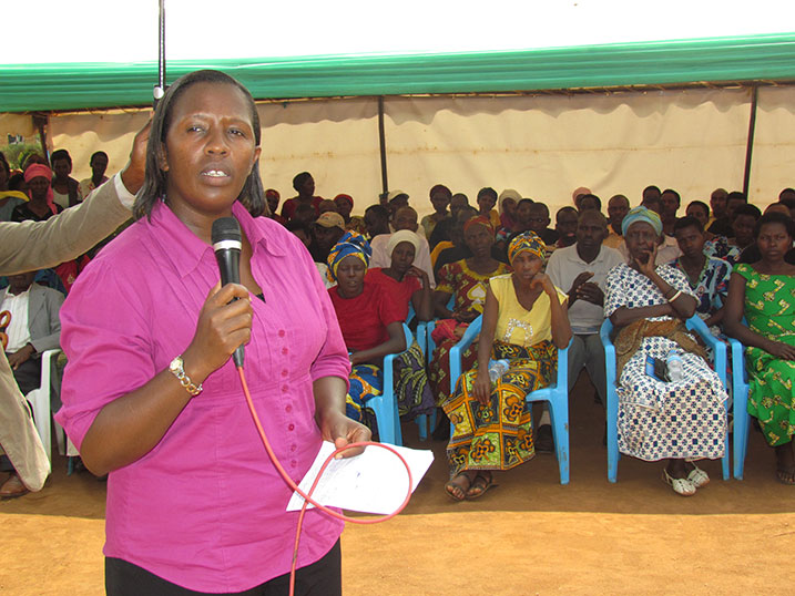 Guverineri Uwamaliya yasabye abagabo kudaharira abagore imirimo yo kwita ku bana.