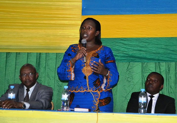 Guverineri Uwamariya yasabye ko gushyira hamwe kw