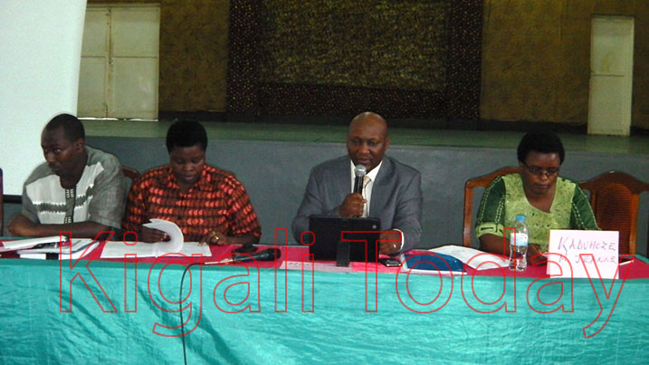 Guverineri Mukandasira (wambaye umutuku) yavuze ko kuba komite nyobozi n'umunyamabanga nshingwabikorwa mu Karere ka Rubavu begujwe nta gikuba cyacitse kuko na mbere batuzuzaga inshingano zabo.