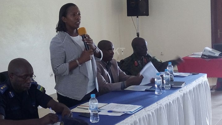 Guverineri w'Intara y'Iburasirazuba, Odette Uwamariya, aganira n'abanyamabanga nshingwabikorwa b'utugari mu Karere ka Kayonza.