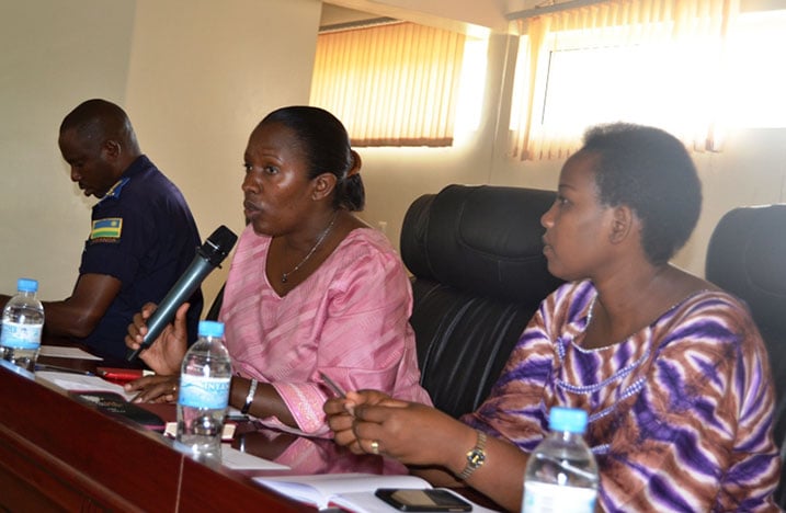 Guverineri Uwamariya asanga iyi ntara ikwiriye gufata ingamba hakiri kare kugira ngo bazabone ubutaka bwo gukoreraho ibindi.