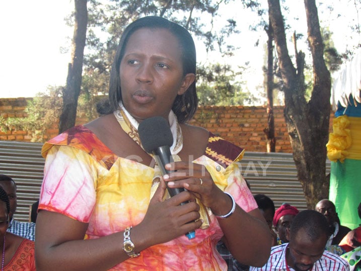 Guverineri Odette Uwamariya ntiyanyuzwe n'ibisobanuro yahawe asiga ategetse ko abo bana bubakirwa vuba na bwangu.