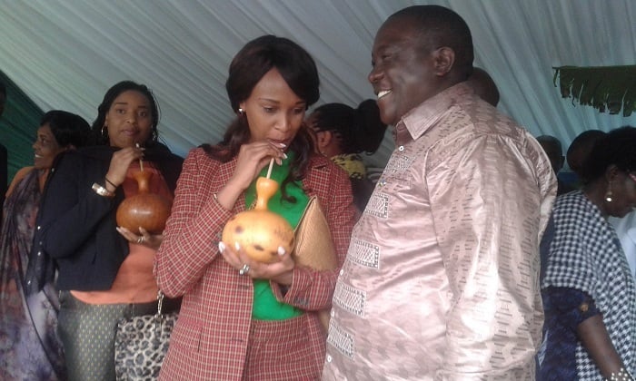 Guverineri Gatabazi aganira n'Abanyarwanda baba mu mahanga