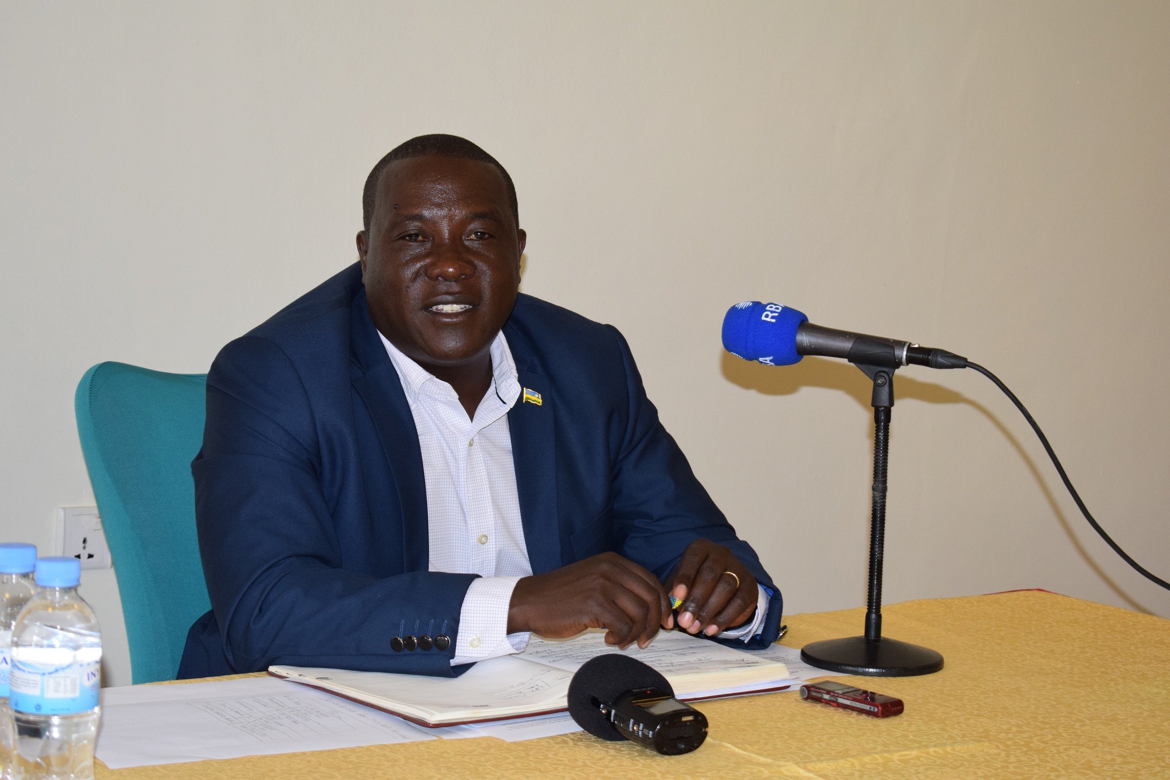 Guverineri Gatabazi arizeza abaturage ko ibitaro bizaba byuzuye mu minsi ya vuba