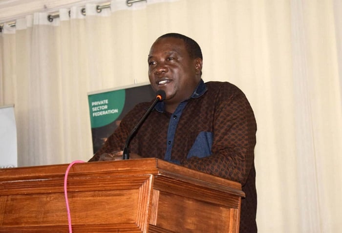 Guverineri Gatabazi avuga ko abikorera nibahuza imbaraga bazashinga inganda zikora byinshi bidasabye kubitumiza hanze