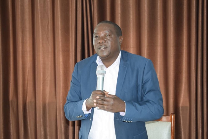 Guverineri Gatabazi asaba abakoresha bo mu Ntara y