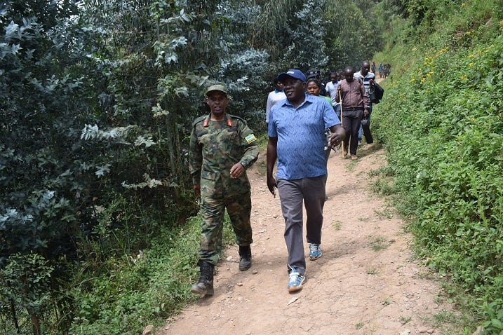 Guverineri Gatabazi na Brig Gen Eugene Nkubito mu nzira nyuma yo kuganiriza abaturage bo mu murenge wa Kinyababa