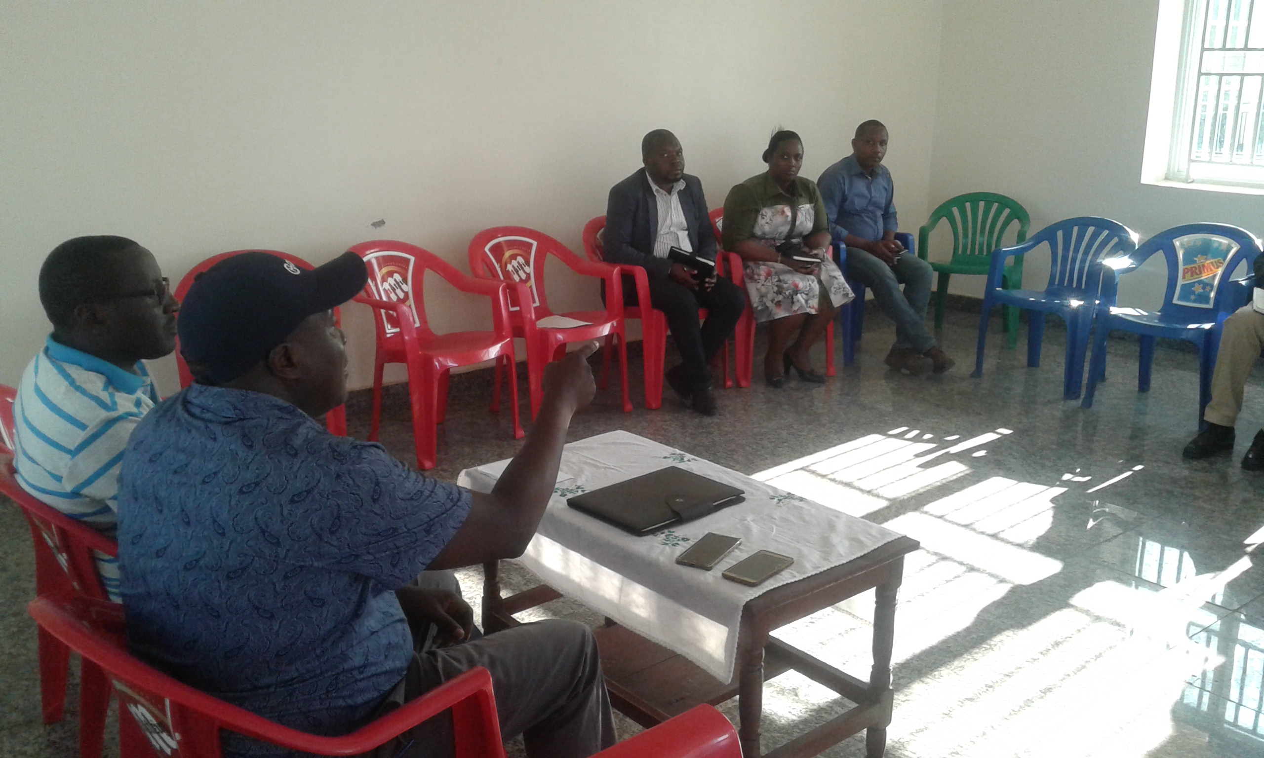 Guverineri Gatabazi yasabye abashinzwe imyubakire yaryo ko rigomba kuba ryafunguwe mu minsi 15 iri imbere