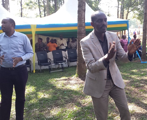 Guverineri Mufulukye avuga ko umuryango uzagaragaraho isuku nke uzagayirwa mu ruhame