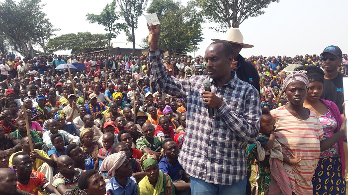 Guverineri Mufulukye Fred yeretse abaturage ko amafaranga yabonetse hasigaye kuyashyikiriza akarere kagahitamo abo kishyurira