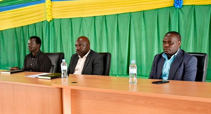 Guverineri Mugabowagahunde Maurice (wicaye hagati) yavuze ko agiye gukora ubuvugizi mu nzego zirebwa n'iki kibazo